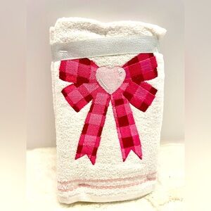 BE MINE Set‎ of 2 Hand Towels VALENTINES Coquette Bow Pink Heart NWT